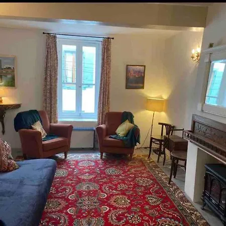 Cheerful, Traditional 3 Bedroom In Дом отдыха