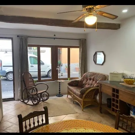 Cheerful, Traditional 3 Bedroom In Кийан