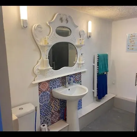 別荘 Cheerful, Traditional 3 Bedroom In
