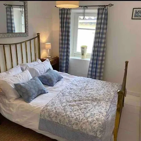 Cheerful, Traditional 3 Bedroom In *