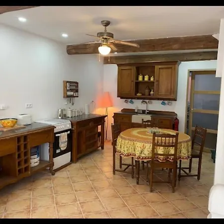 Cheerful, Traditional 3 Bedroom In 基扬