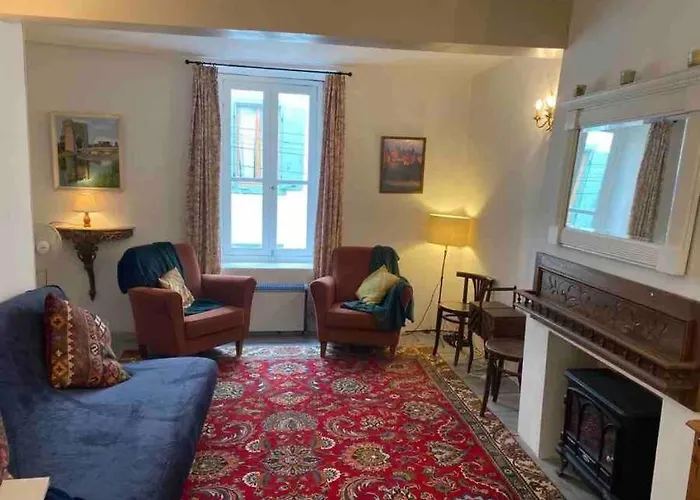Cheerful, Traditional 3 Bedroom In Hébergement de vacances
