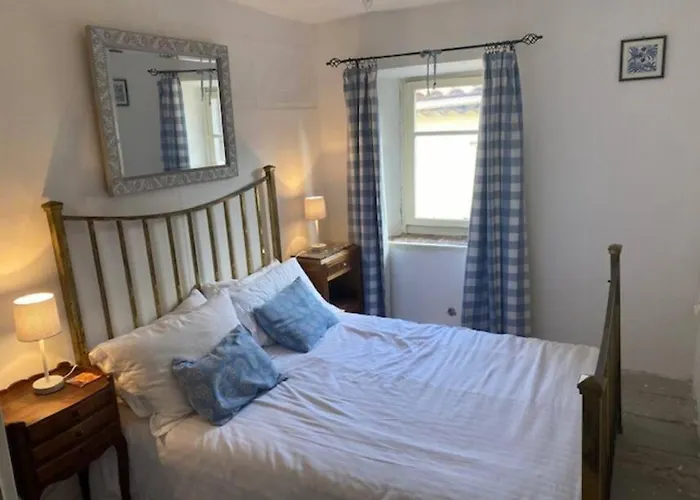 Cheerful, Traditional 3 Bedroom In Hébergement de vacances *