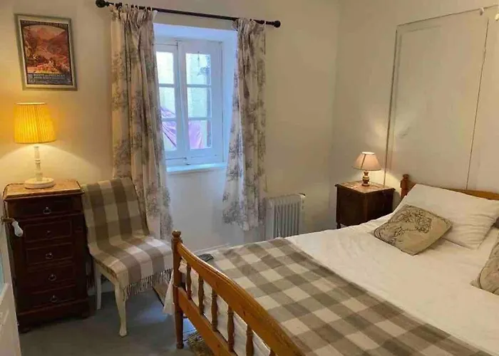 Cheerful, Traditional 3 Bedroom In Hébergement de vacances