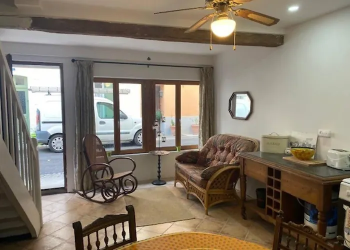 Cheerful, Traditional 3 Bedroom In Quillan