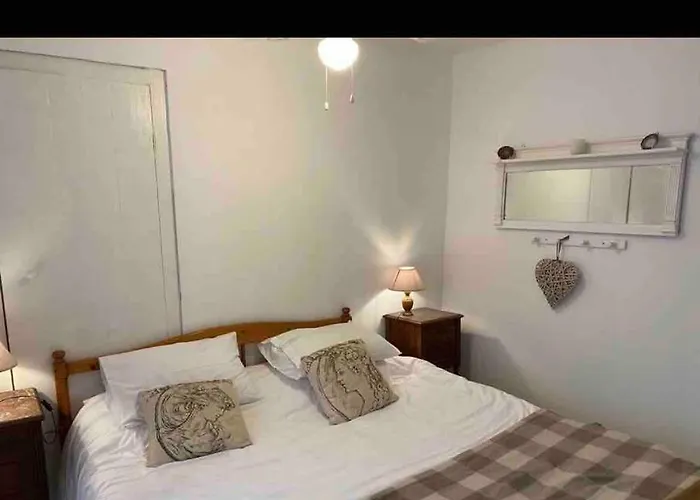 Cheerful, Traditional 3 Bedroom In Hébergement de vacances