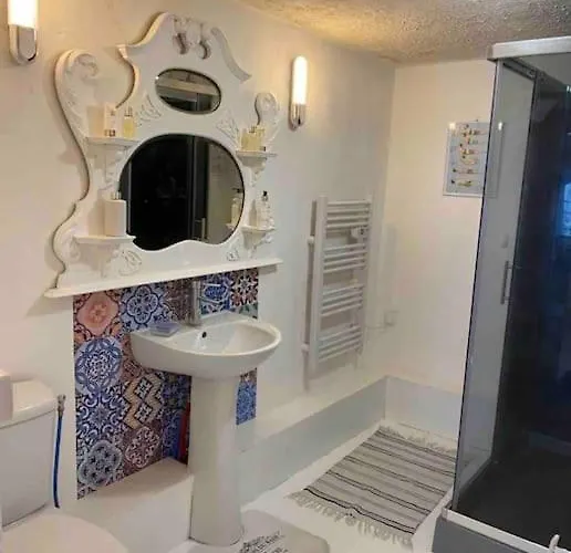 Cheerful, Traditional 3 Bedroom In Hébergement de vacances