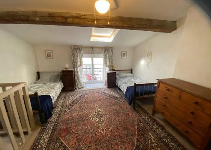 Semesterbostad Cheerful, Traditional 3 Bedroom In