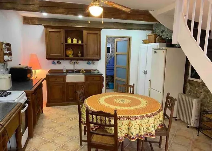 Cheerful, Traditional 3 Bedroom In Hébergement de vacances *