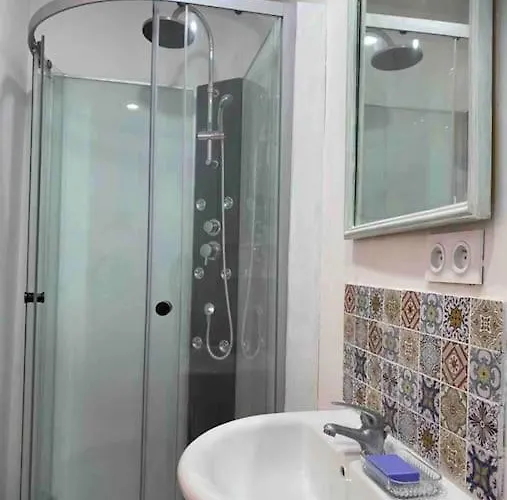 Cheerful, Traditional 3 Bedroom In