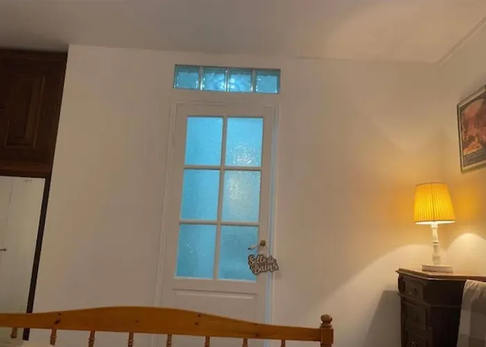 Semesterbostad Cheerful, Traditional 3 Bedroom In *