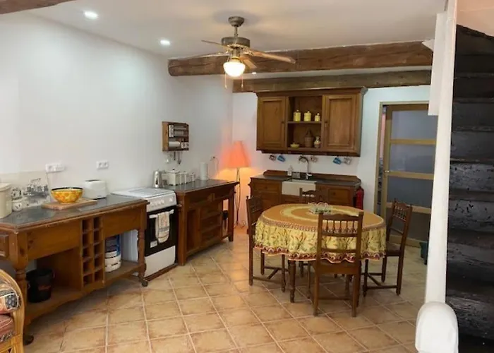 Cheerful, Traditional 3 Bedroom In Quillan